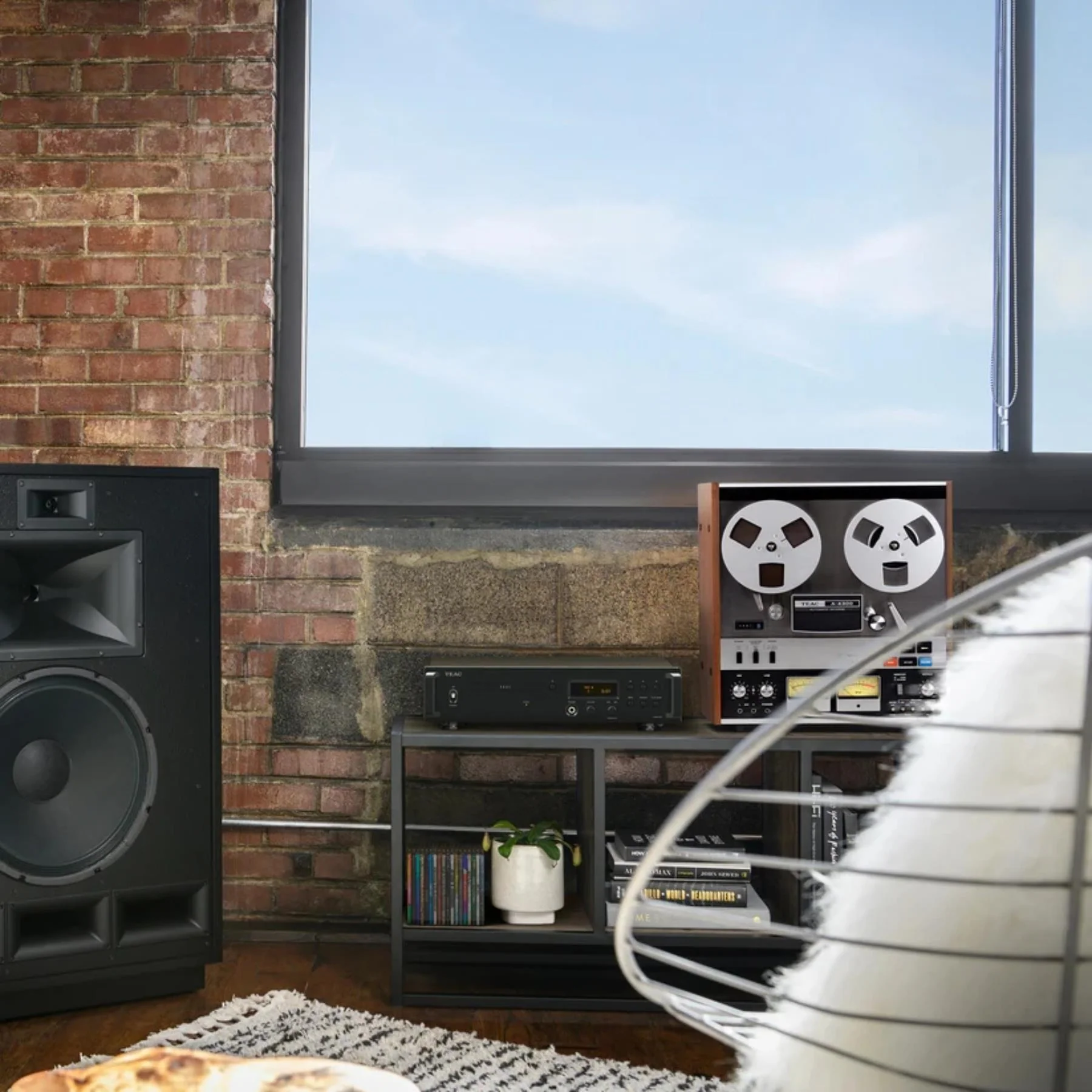 TEAC VRDS-701 Dual Monaural USB/DAC CD Player/Pre-Amp/Headphone Amplifier - Image 5